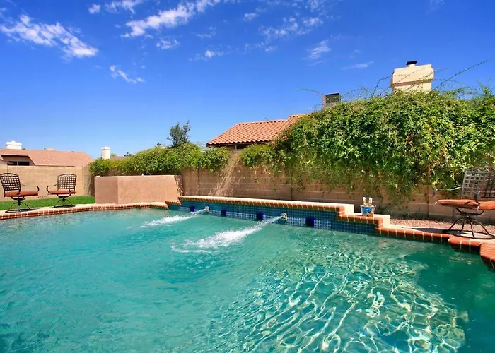 Backyard Playground Golf Sport Court Hot Tub Holiday home Glendale